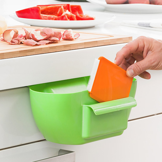 Praktiline rippuv prügikast spaatliga