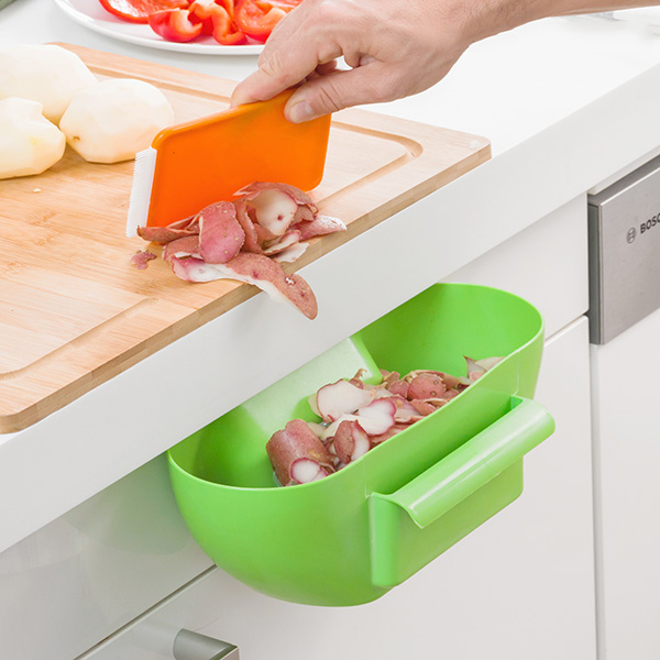 Praktiline rippuv prügikast spaatliga