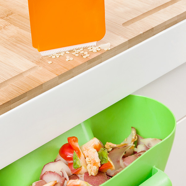 Praktiline rippuv prügikast spaatliga