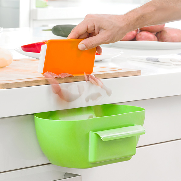 Praktiline rippuv prügikast spaatliga